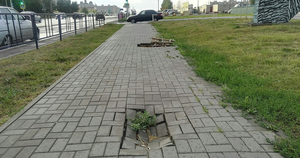 Провалившийся тротуар на Рылеева