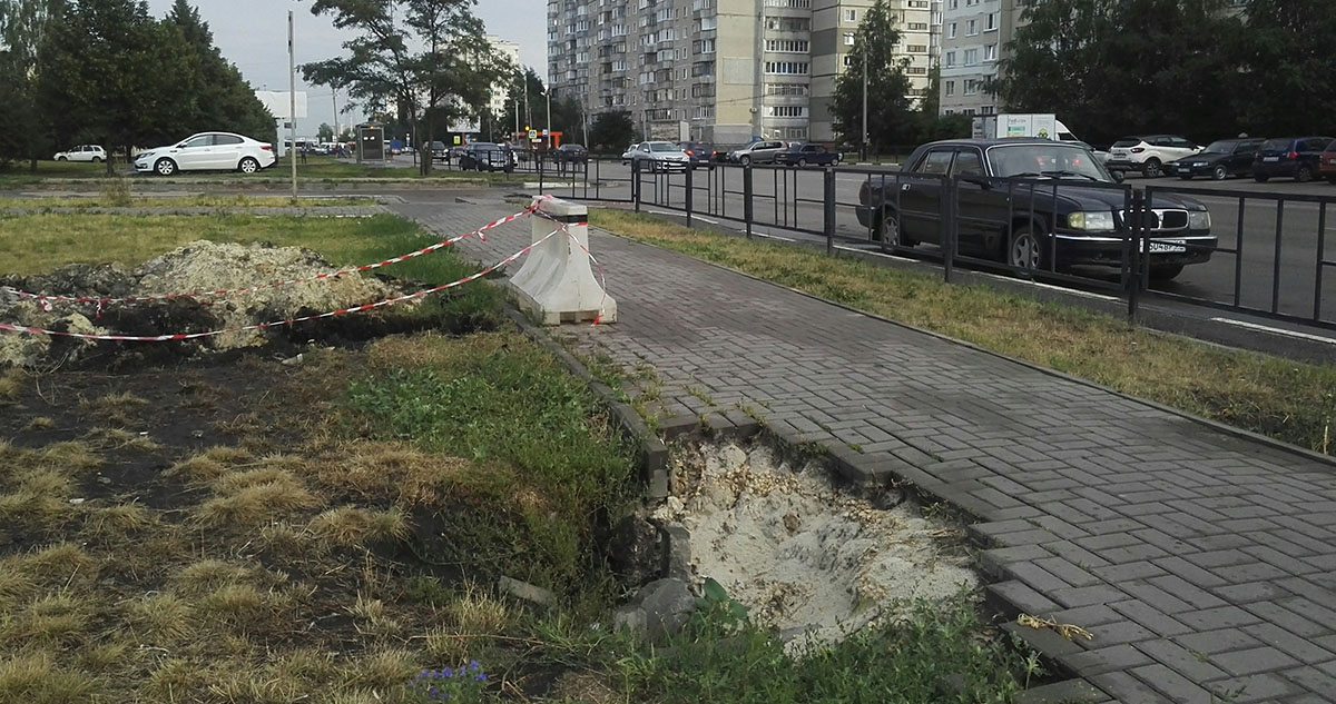 Провалившийся тротуар на Рылеева