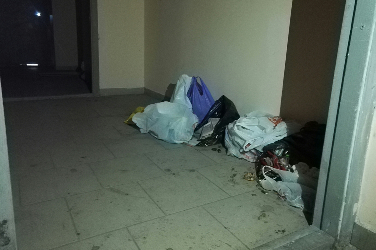 Заваленные мусором коридоры дома