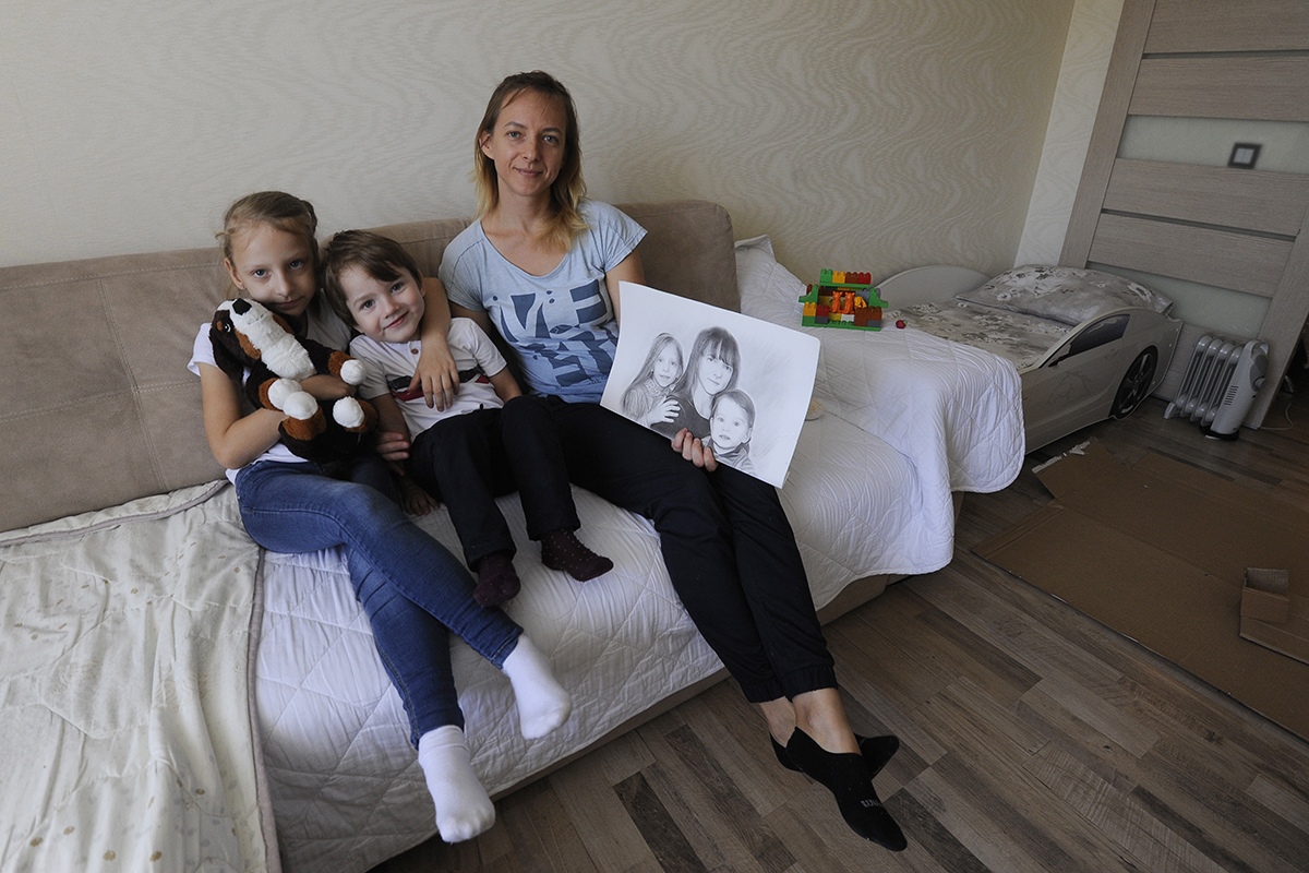 Таня Кондрашина с детьми в своей квартире. Фото Павла Васильева, tamlife.ru