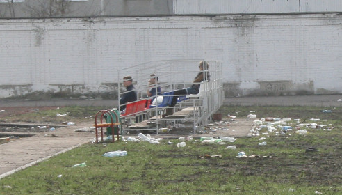 Стадион школы №36 завален мусором