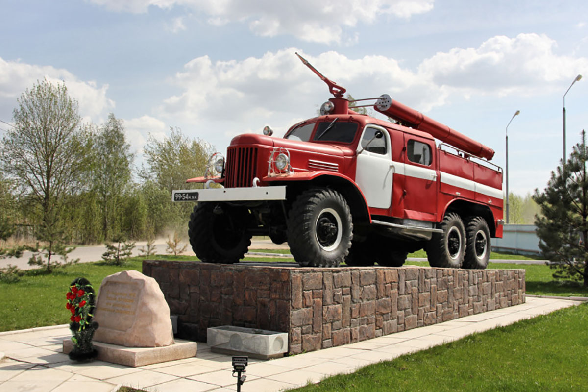 Памятник пожарному автомобилю. ЗИЛ-157-ПМЗ-27.. ЗИЛ 157 пожарный. ПМЗ 27 пожарная машина. ЗИЛ 157 пожарка.