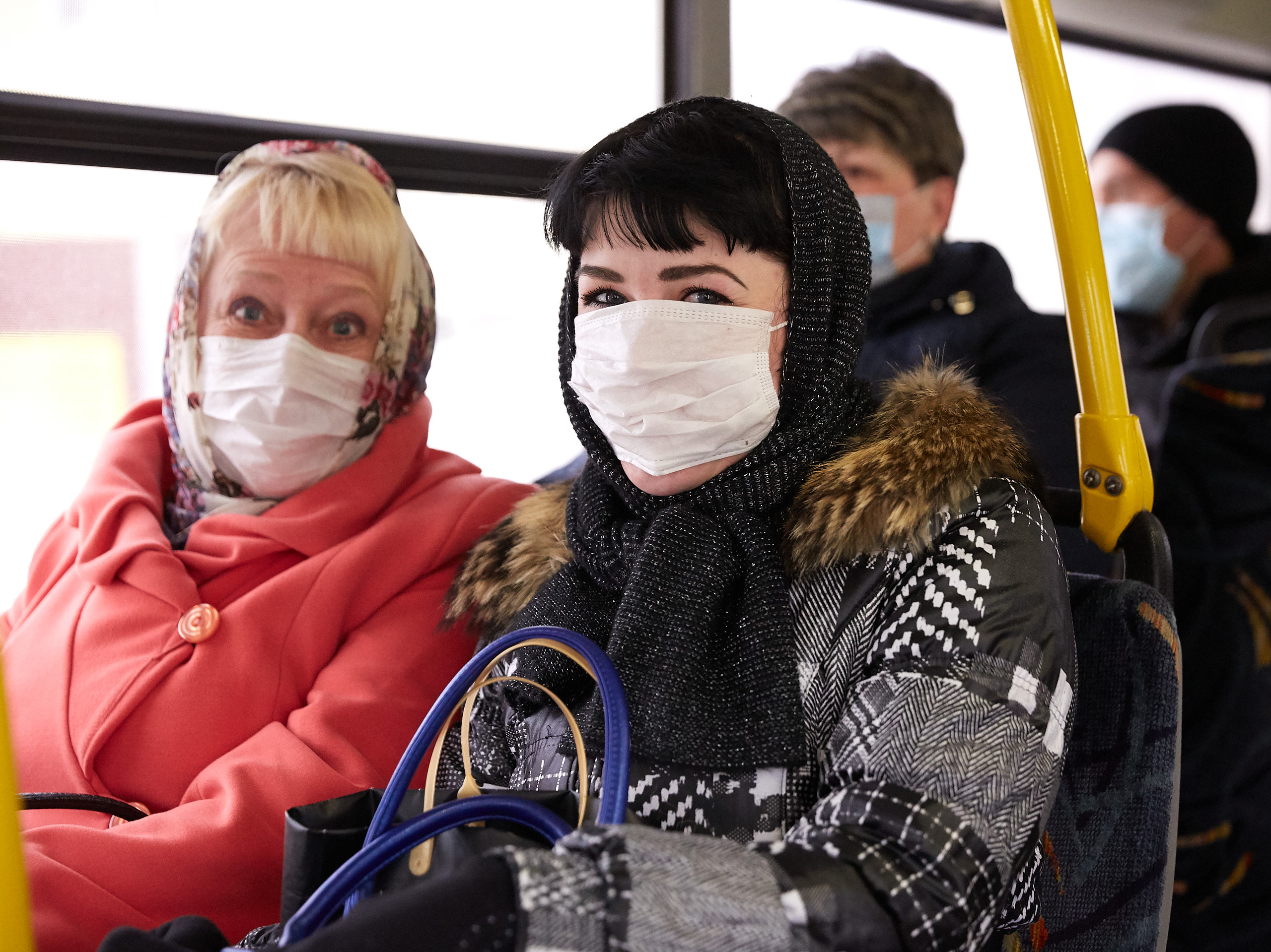 Маски общественные места. Масочный режим в Брянской области. Люди в масках в транспорте. Маски в автобусе. Медицинские маски в общественном транспорте.