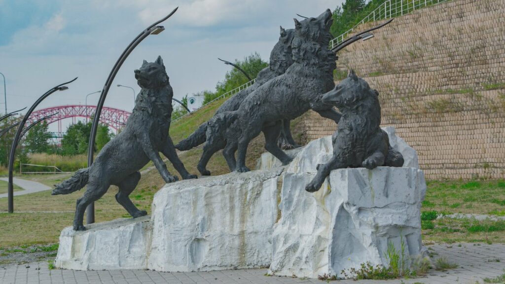 Отстраненное фото. Памятник волкам в ХМАО