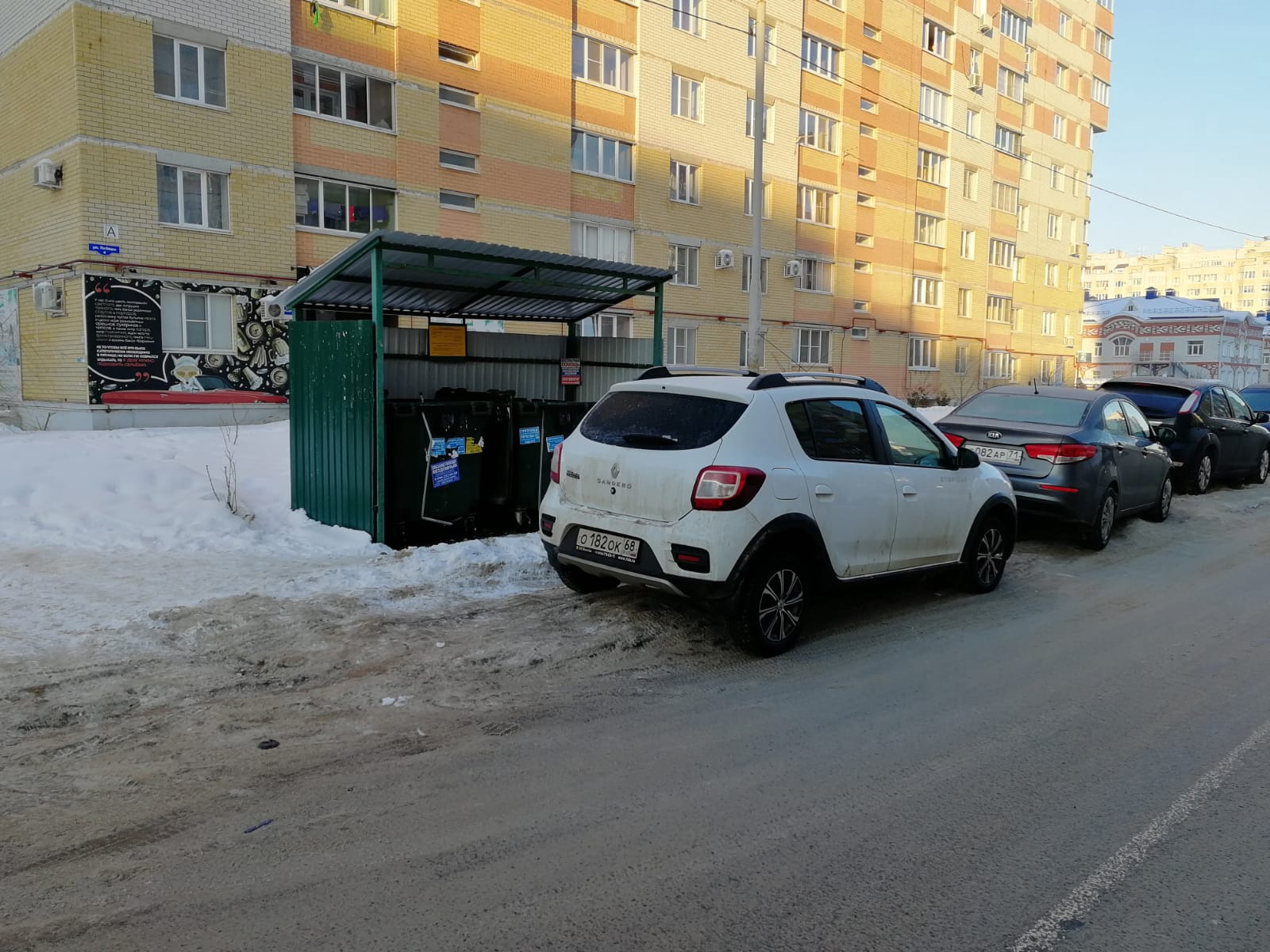 Парковка автомобилей у мусорной площадки в мкрн Московский