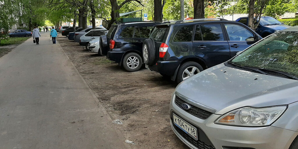 Парковка на газоне в Тамбове