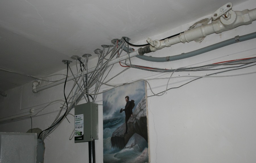 Свободный доступ провайдеров в дома. Интернет кабель в подъезде. Интернет провода в подъезде. Прокладка кабеля в подъезде. Кабель для квартиры.