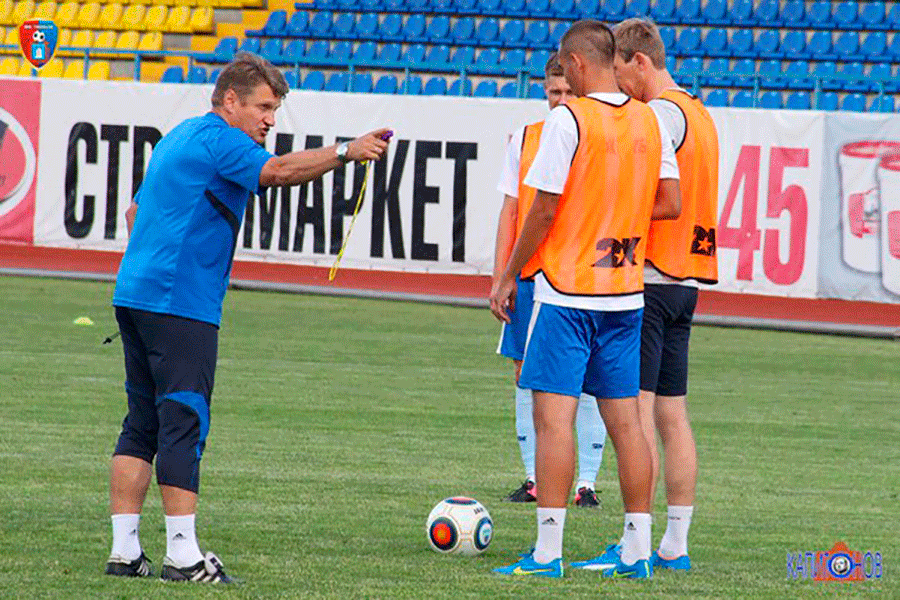 Валерий Есипов дает указания на тренировке