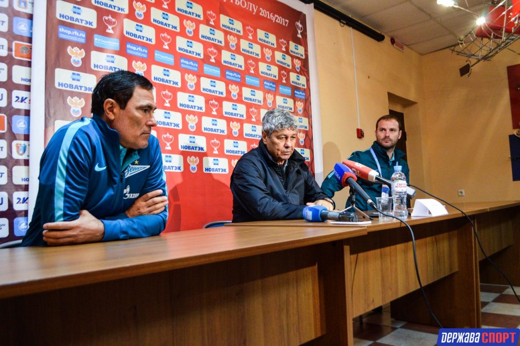 Мирча Луческу (в центре) дал очень обстоятельный комментарий на послематчевой пресс-конференции