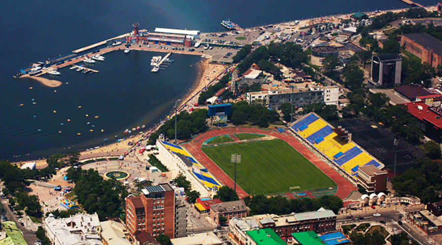 Стадион "Динамо" во Владивостоке. Именно на нем сыграют "Луч-Энергия" и ФК "Тамбов". Вмещает 10 200 зрителей и расположен в непосредственной близости от Японского моря.
