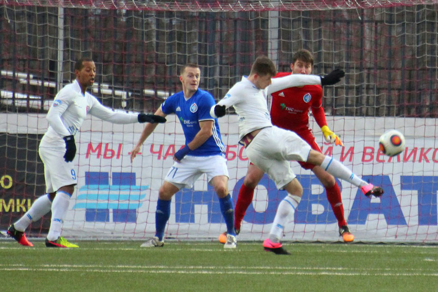 Александр Алумона (слева) оформил дубль, а Андрей Часовских забил один гол и в очередной раз угрожает воротам "Факела".