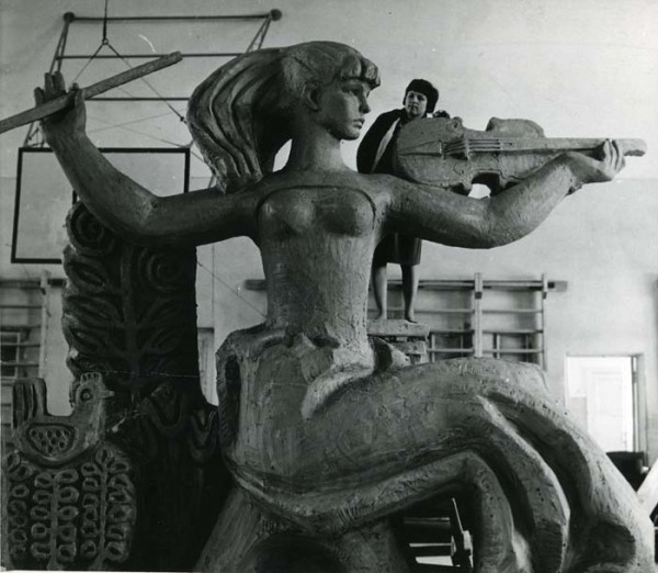 Татьяна Георгиевна Вельцен лепит из глины модель скульптуры. Фото 1967 г.