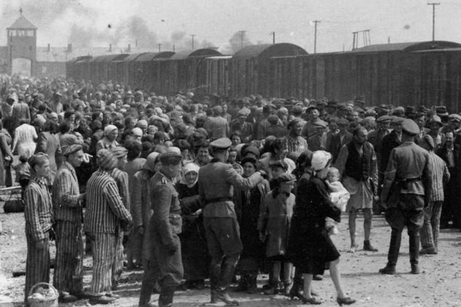 Депортация евреев в лагеря смерти. © istoria-mira.ru