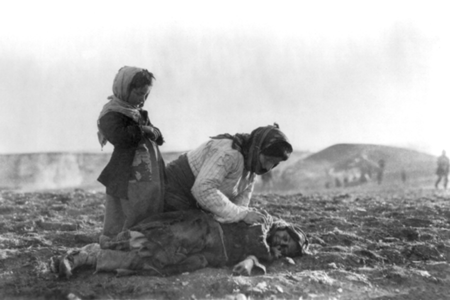 Армянская женщина оплакивает умершего от голода ребенка в пустыне недалеко от города Алеппо © wikipedia.org