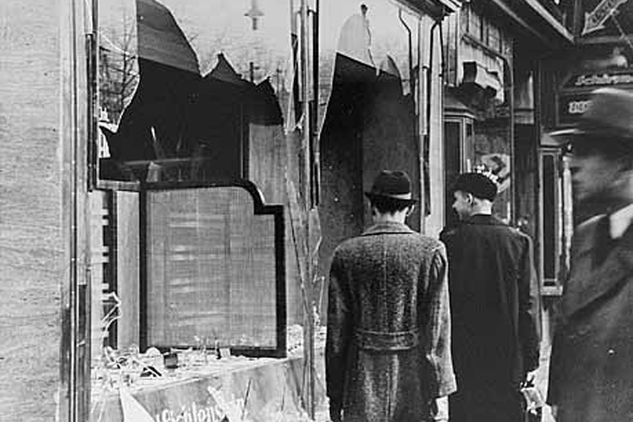Витрины еврейского магазина, разгромленного в "Хрустальную ночь". © wikipedia.org
