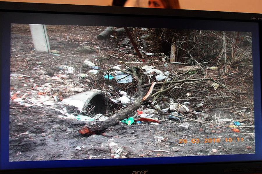 На фото река Паника, заваленная мусором