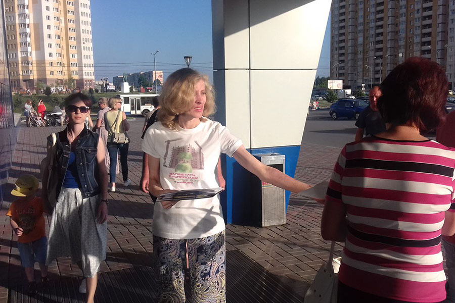 Одна из активисток Елена Кузнецова раздает листовки