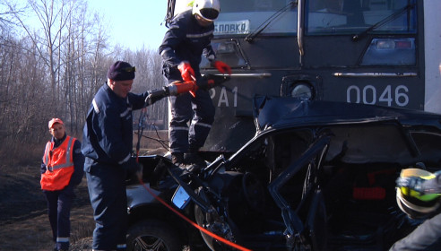 Авария. Калина попала под поезд в Тамбове 16 апреля 2013 года. фото 68.mvd.ru