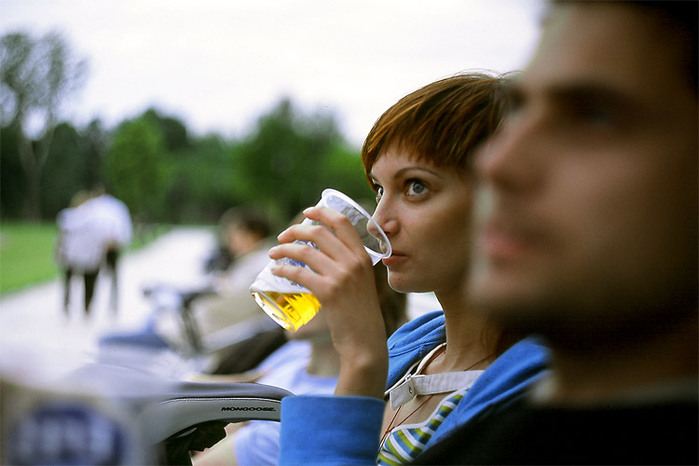Подросток много пьет. Пивной алкоголизм у женщин фото. Пьёт впервые. Дурные привычки супругов. Пьёт базах.
