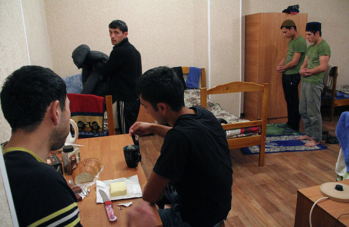 Молодые мигранты хуже знают русский, зато они более религиозны