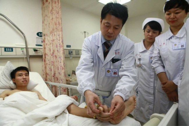 Китайские врачи успешно провели операцию по пересадке руки с ноги