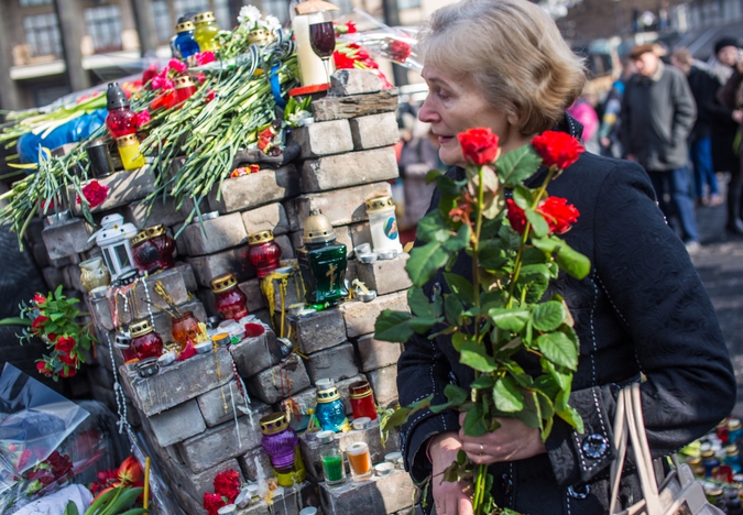 Киевляне несут цветы на площадь Независимости в память о погибших в столкновениях между сторонниками оппозиции и сотрудниками органов правопорядка. ©РИА Новости