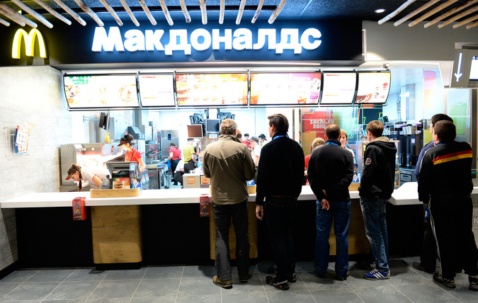 Посетители Макдоналдса. Фото РИА Новости.