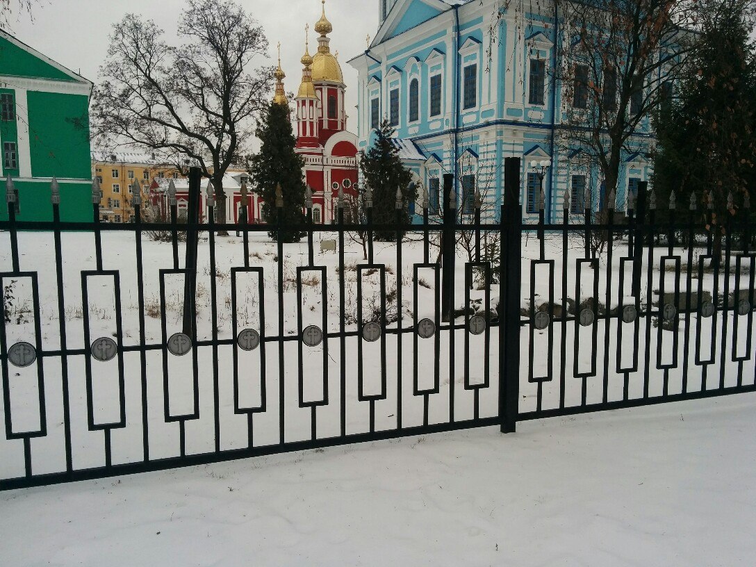 Забор у Казанского монастыря