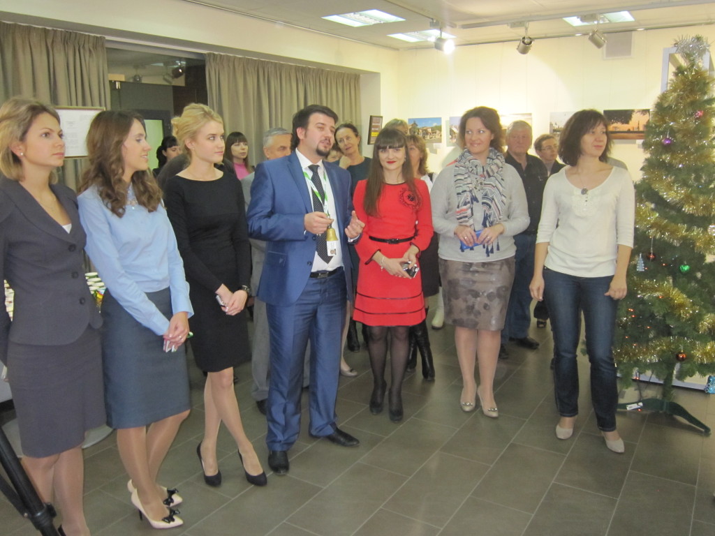 Председатель Молодежного совета Тамбовского ГОСБ Руслан Алексеев открывает благотворительную выставку