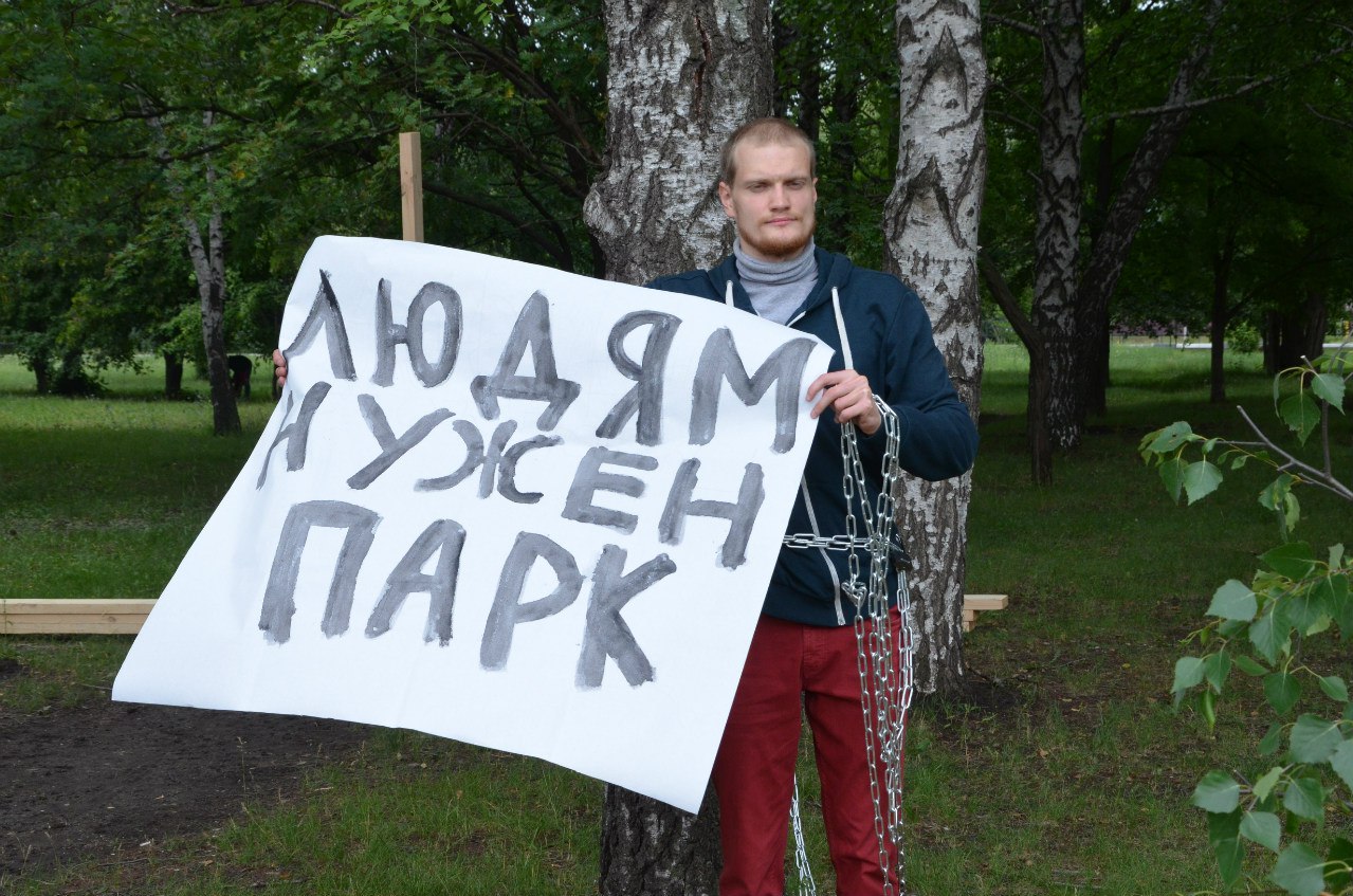 Олег Тетушкин приковал себя к березе. Фото ЛайфТамбов.ру