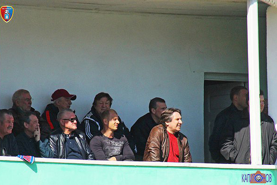 Матч посетил Заслуженный тренер России - Георгий Ярцев (сверху второй слева)