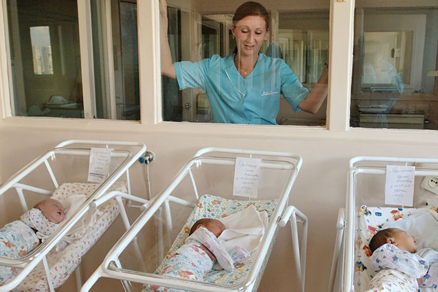 Новорожденные в роддоме. Фото ТАСС.