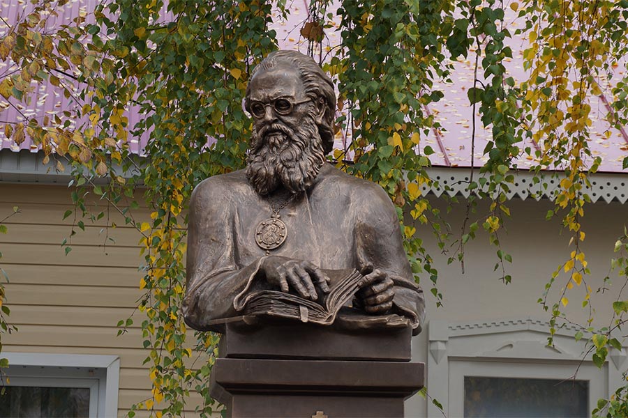 Памятник архиепископу Луке. Фото Эльвиры Бухановой.