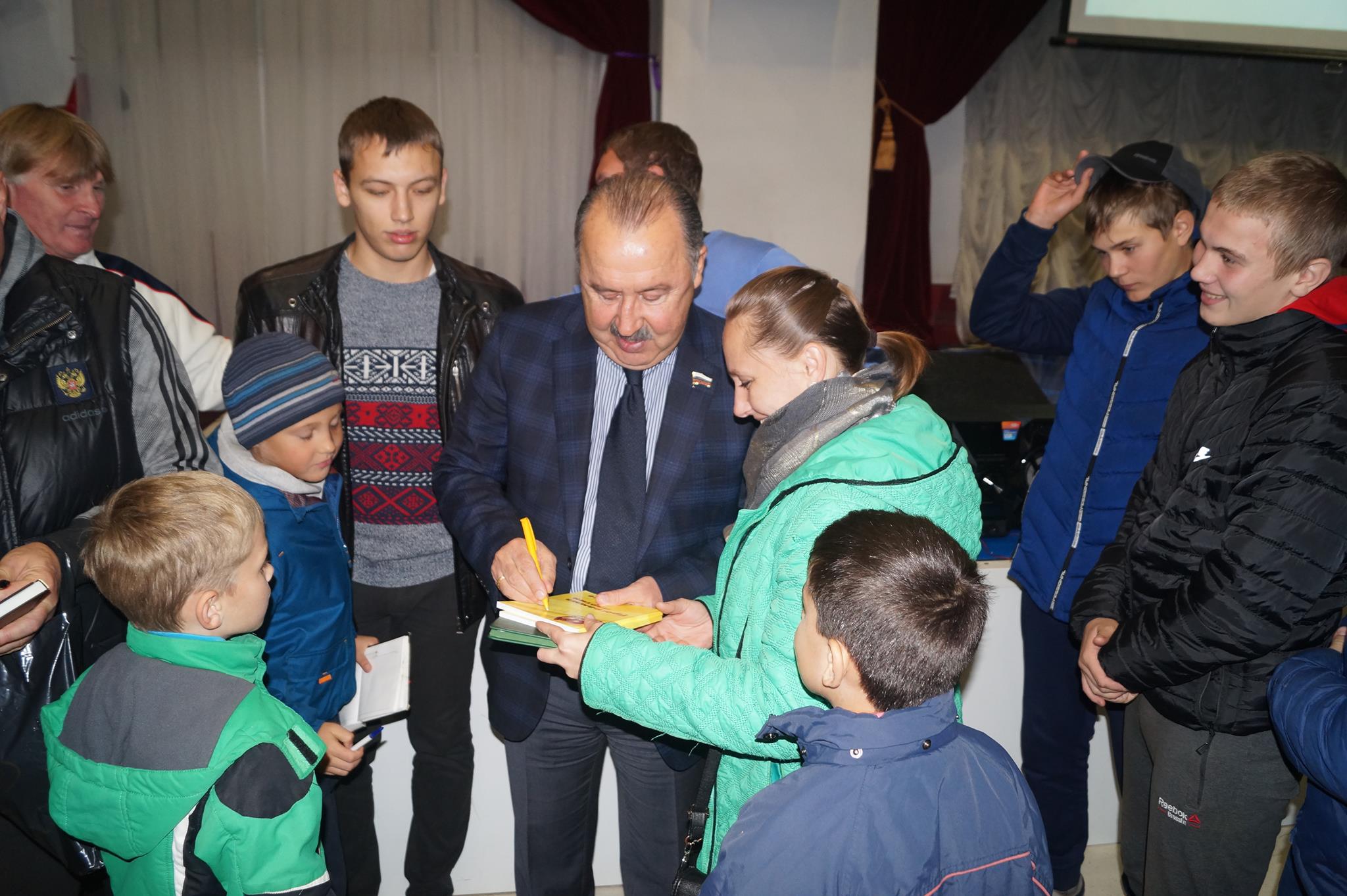 Валерий Газаев раздает автографы 