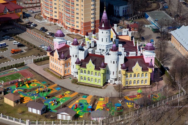 Четыре года назад в совхозе построили муниципальный детский сад в виде немецкого замка