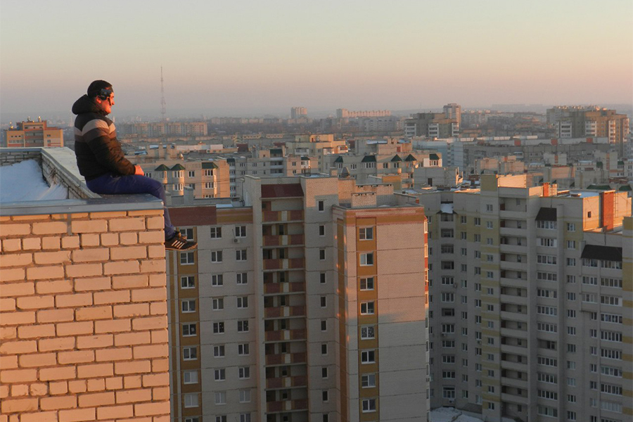 Михаил Киреев на крыше многоквартирного дома в Московском микрорайоне