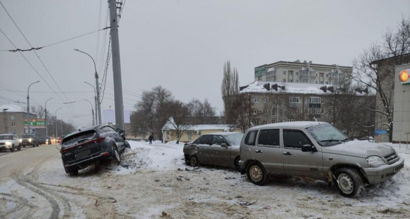 В Тамбове водитель почувствовал себя плохо и протаранил на парковке два авто
