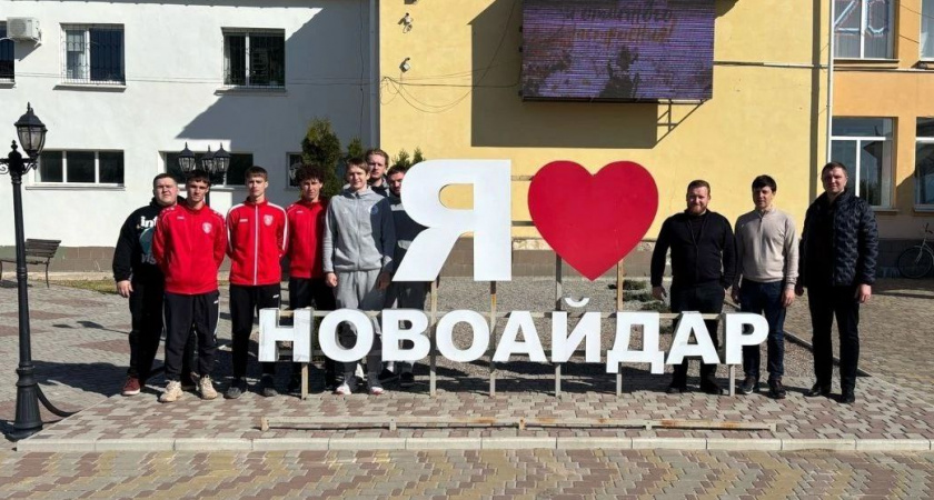 Министр спорта Тамбовской области поздравил жителей Новоайдара с Днём ЛНР и обсудил новые проекты