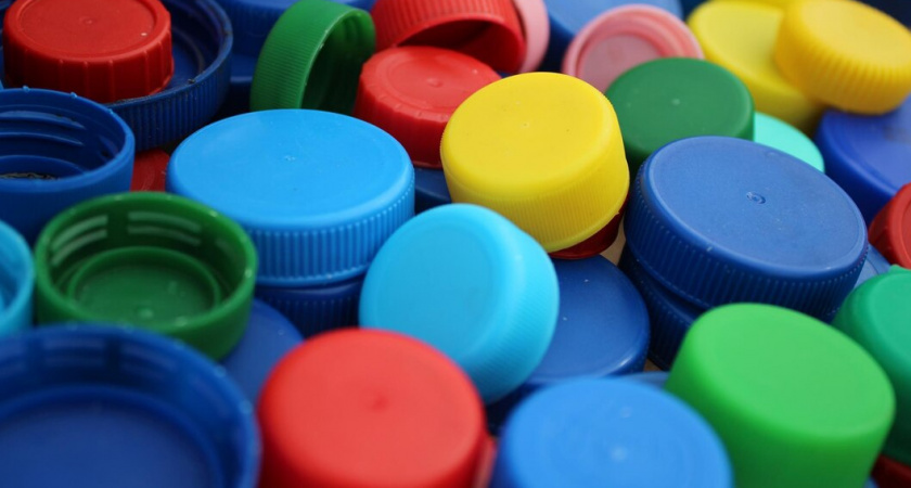 Крышки от бутылок больше не выкидываю: сосед подсказал идеальное применение - спасение от всех бед  