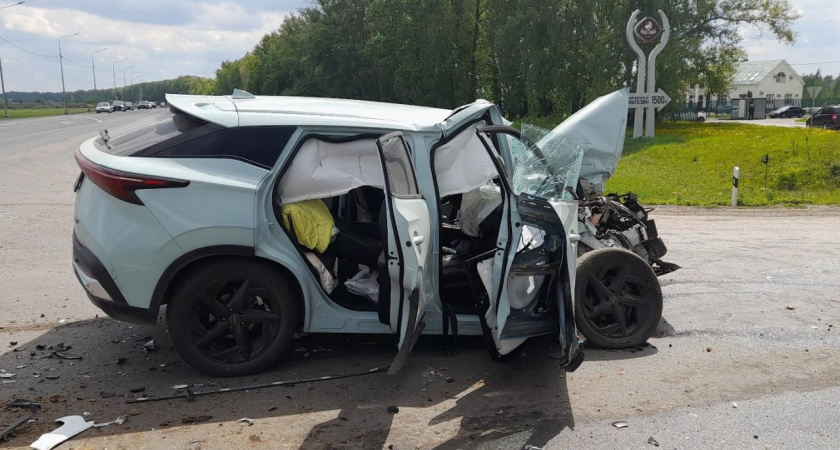 На трассе Р-22 под Тамбовом столкнулись «Shacman» и «Omoda»: пострадала женщина