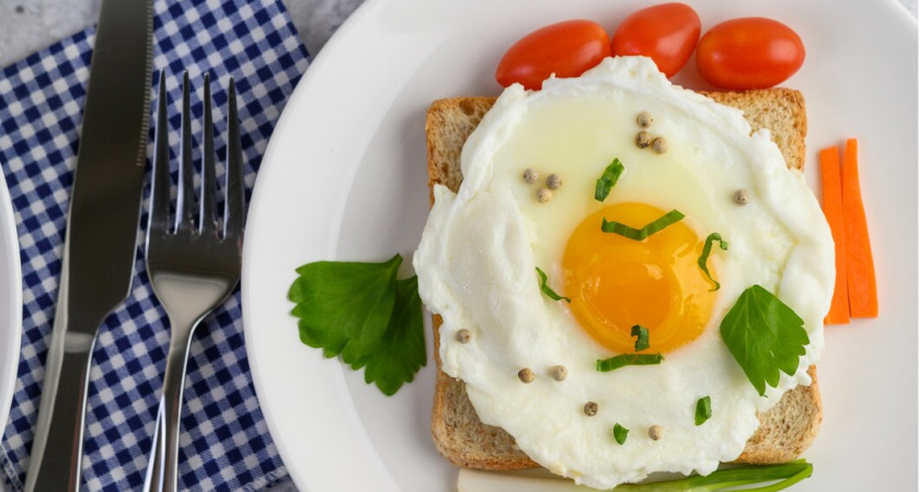 Не сало и не масло: на чём жарят яичницу опытные хозяйки — запомните раз и навсегда 