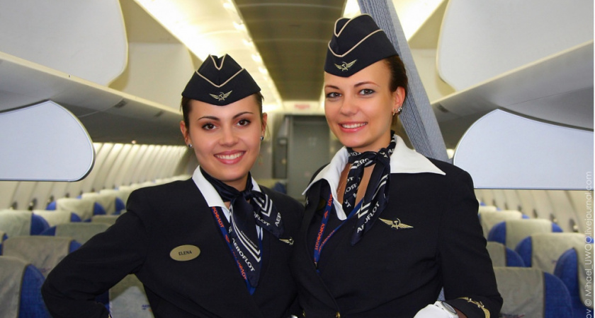 Красота тут ни при чем: вот почему стюардессы носят шейные платки во время полета