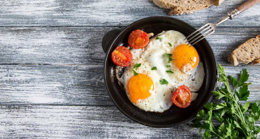 Не сало и не масло: на чём жарят яичницу действительно опытные хозяйки — запомните раз и навсегда
