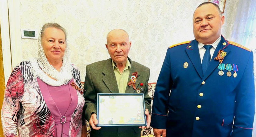 Тамбовские следователи поздравили ветеранов в Рассказово с 80-летием Победы