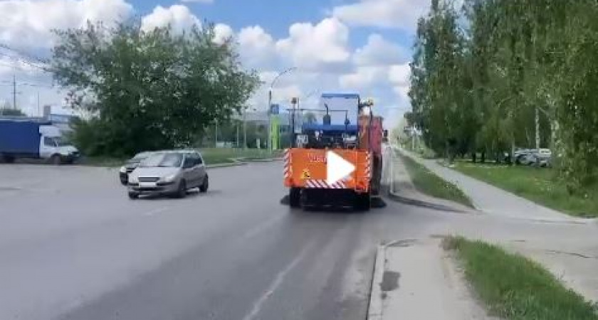 На уборку Тамбова вышла новая подметально-уборочная машина