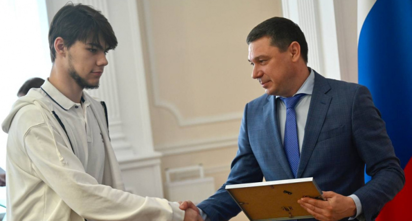 Молодёжная команда «Тамбов» получила серебро НМХЛ: Первышов вручил медали и благодарности