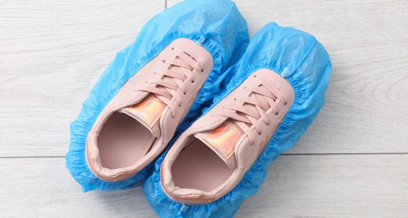 Опытные хозяйки покупают бахилы пачками и бед не знают: вот зачем это нужно, польза невероятная — 5 лайфхаков