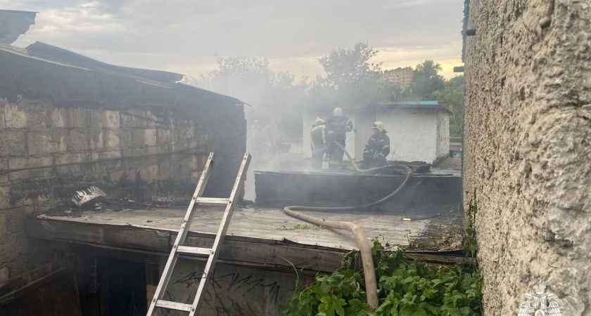 В Тамбове на Новикова Прибоя загорелся дом — пожарные оперативно справились с огнём