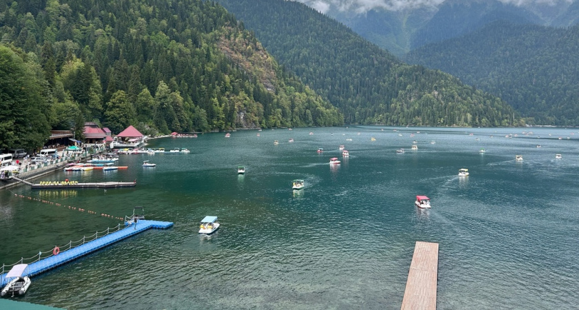 "Ешьте мед и сыр, но никогда не покупайте": туристка написала честный отзыв об испорченном отдыхе в Абхазии