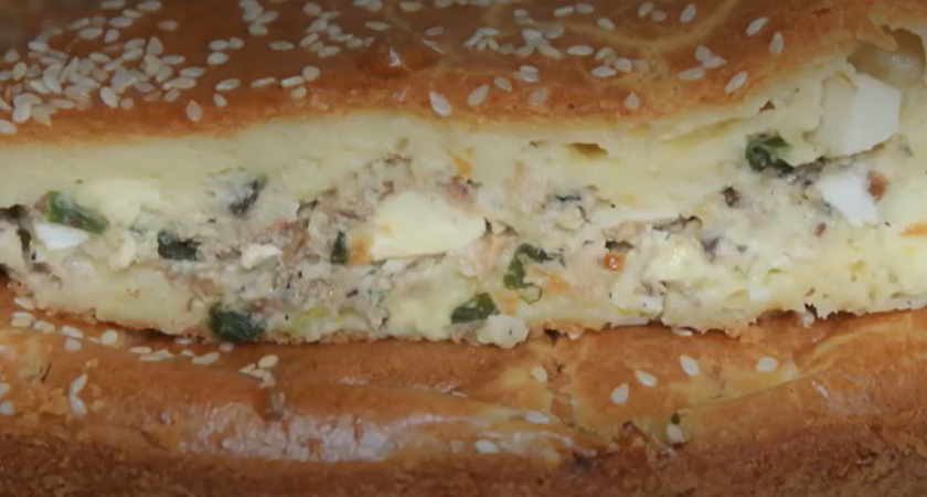 Заливной рыбный пирог выручит занятых хозяек: быстро готовим начинку и тесто — и подаем на стол сытный ужин